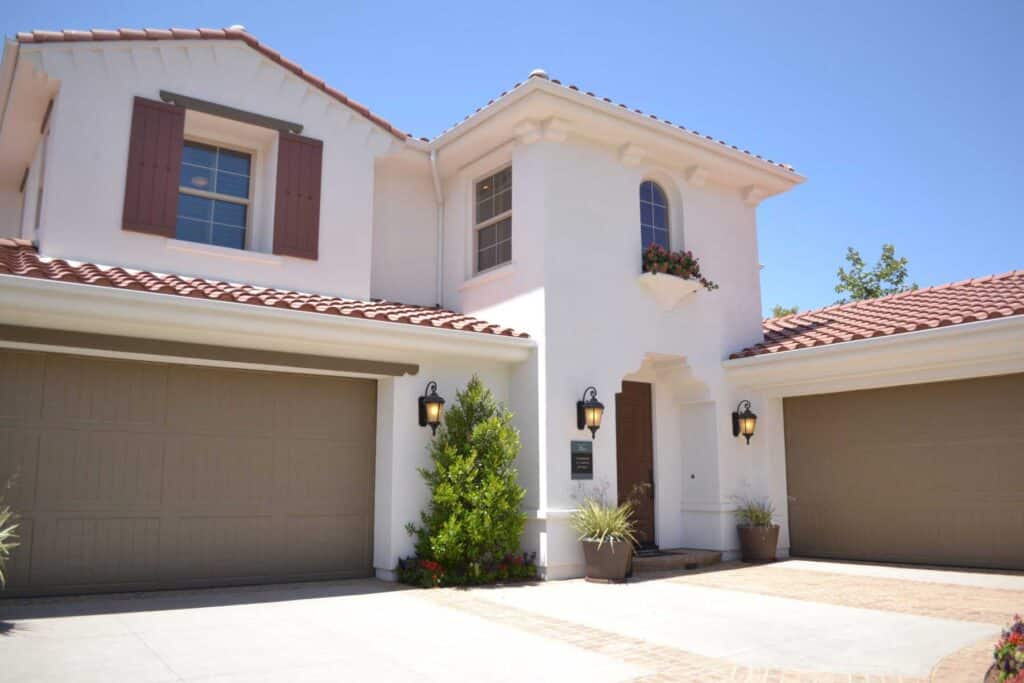 white-concrete-3-storey-house