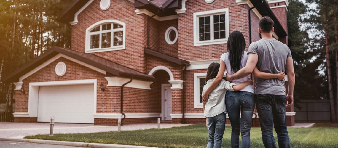 Happy-Family-Outdoors